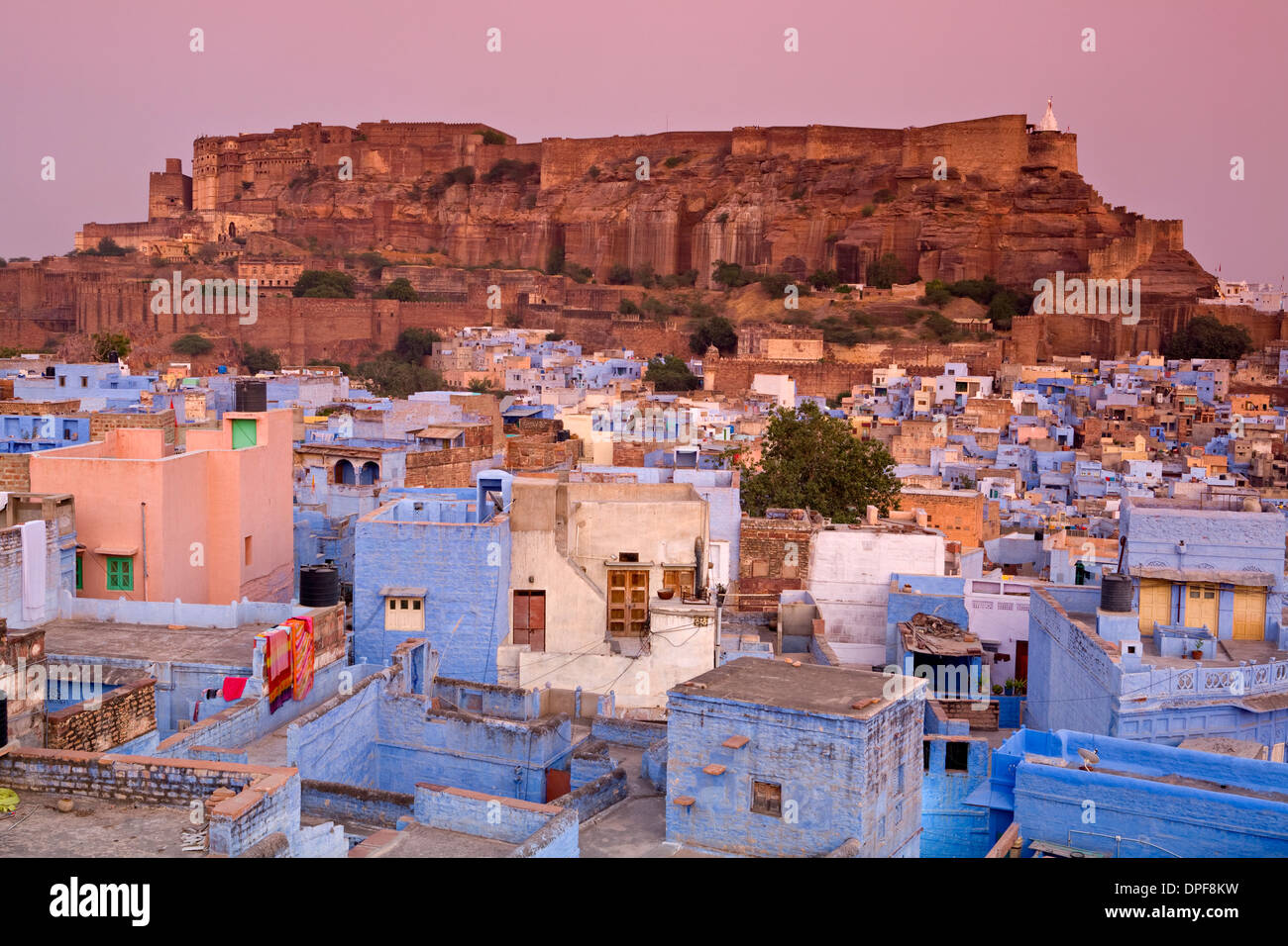 Erhöhten Blick auf bunten Häusern der blauen Stadt in Richtung Meherangarh Fort, Jodhpur, westlichen Rajasthan, Indien, Asien Stockfoto