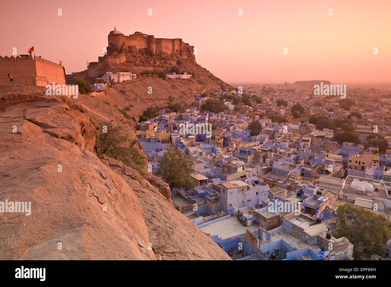 Erhöhten Blick in Richtung Meherangarh Fort mit Blue City unten, Jodhpur, westlichen Rajasthan, Indien, Asien Stockfoto