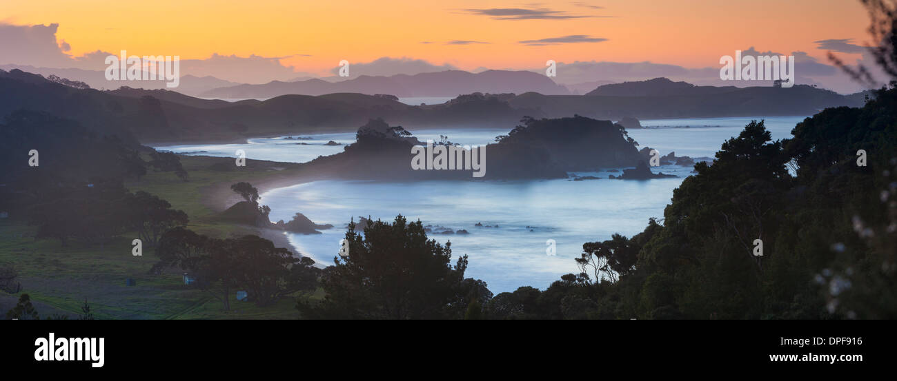 Idyllische Northland Küste beleuchtet bei Sonnenuntergang, Northland, North Island, Neuseeland, Pazifik Stockfoto