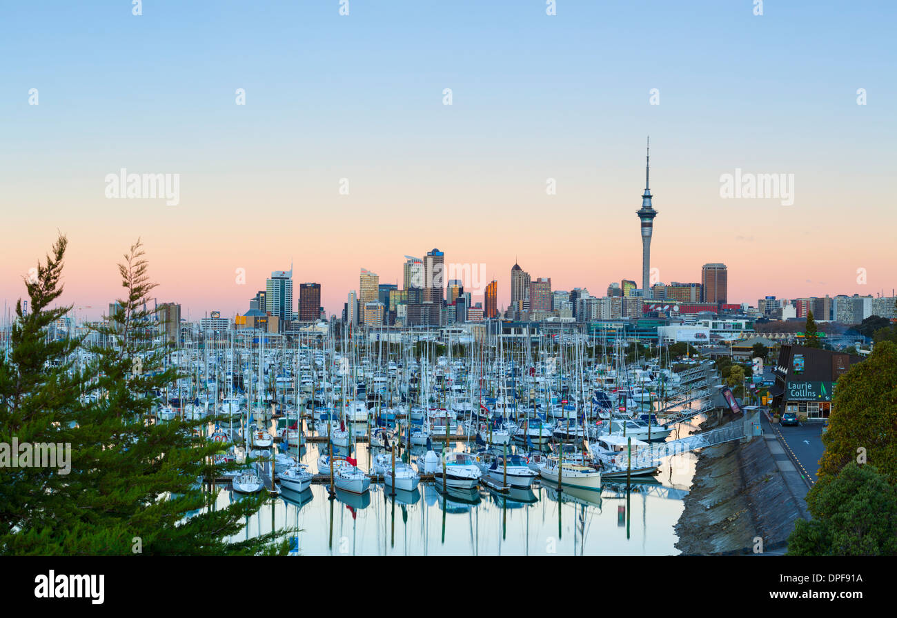 Westhaven Marina und Stadt Skyline bei Sonnenuntergang, Waitemata Harbour, Auckland, Nordinsel, Neuseeland, Pazifische beleuchtet Stockfoto