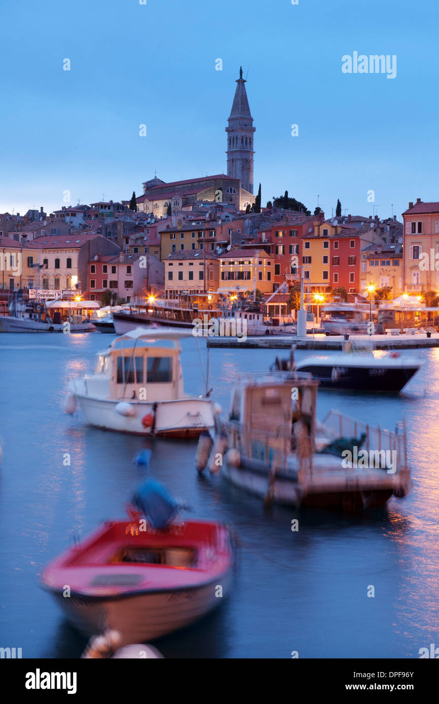 Schiffe und Boote in den Hafen und die Altstadt mit der Kathedrale von St. Euphemia in der Abenddämmerung, Rovinj, Istrien, Kroatien, Europa Stockfoto