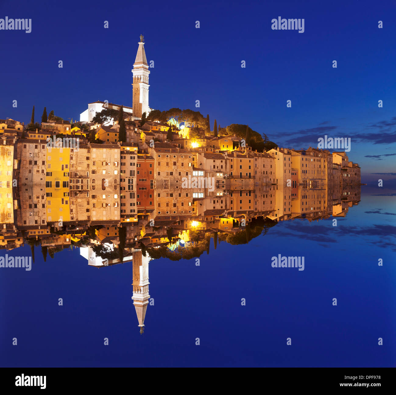 Altstadt mit Kathedrale der Heiligen Euphemia Reflexion im Wasser bei Nacht, Istrien, Kroatien, Europa Stockfoto