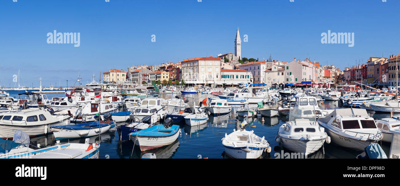 Panorama-Bild auf den Hafen und die Altstadt mit der Kathedrale von St. Euphemia, Rovinj, Istrien, Kroatien, Adria, Europa Stockfoto
