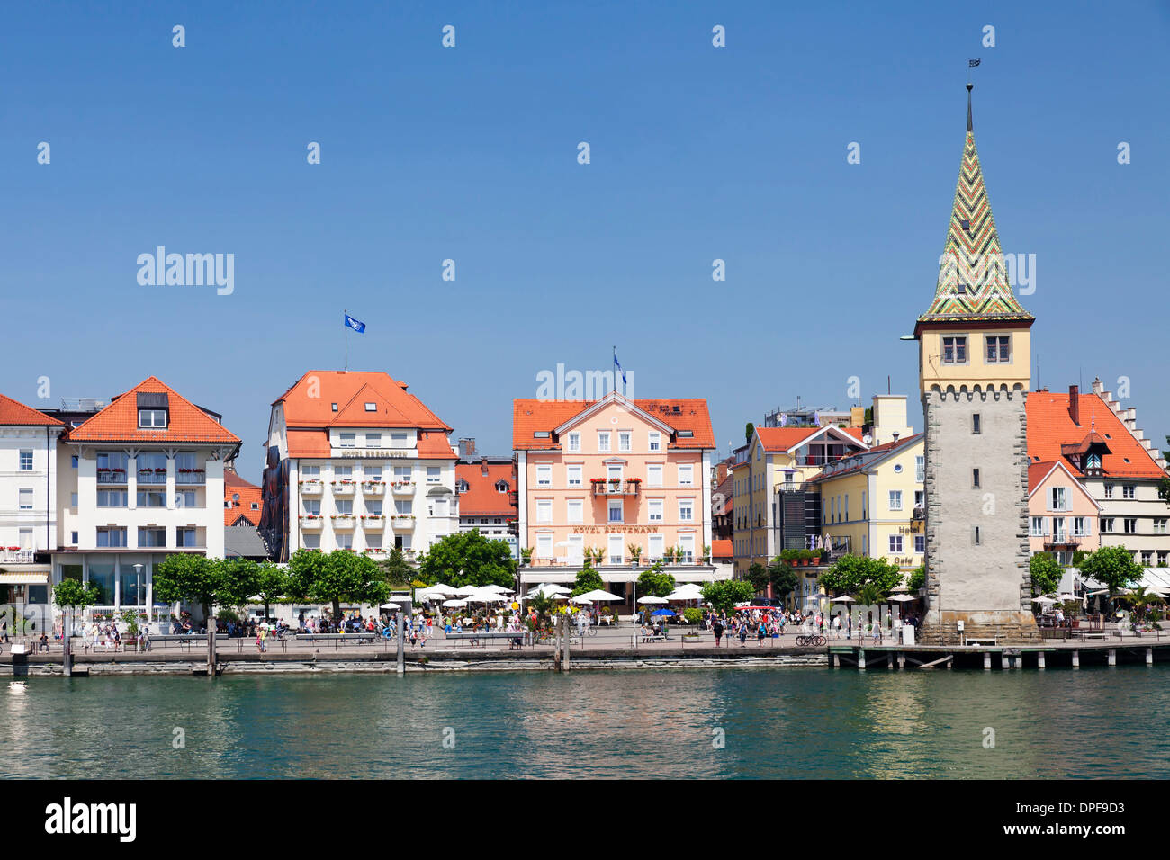 Uferpromenade von der Altstadt mit Mangturm Turm und Hafen, Lindau, Bodensee (Bodensee), Bayern, Deutschland, Europa Stockfoto