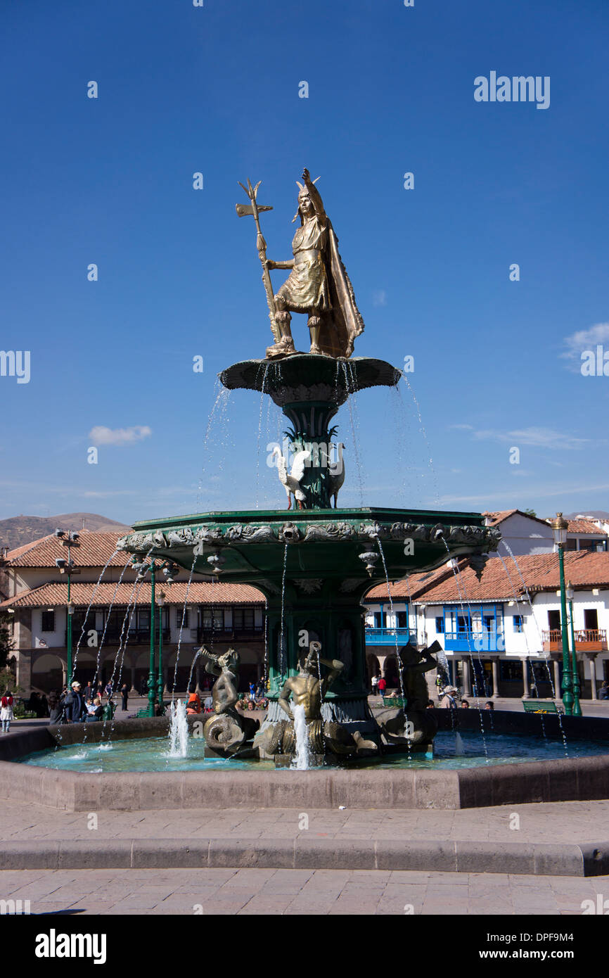 Inka-Krieger-Statue in der Plaza de Armas, Cuzco, Peru, Südamerika Stockfoto
