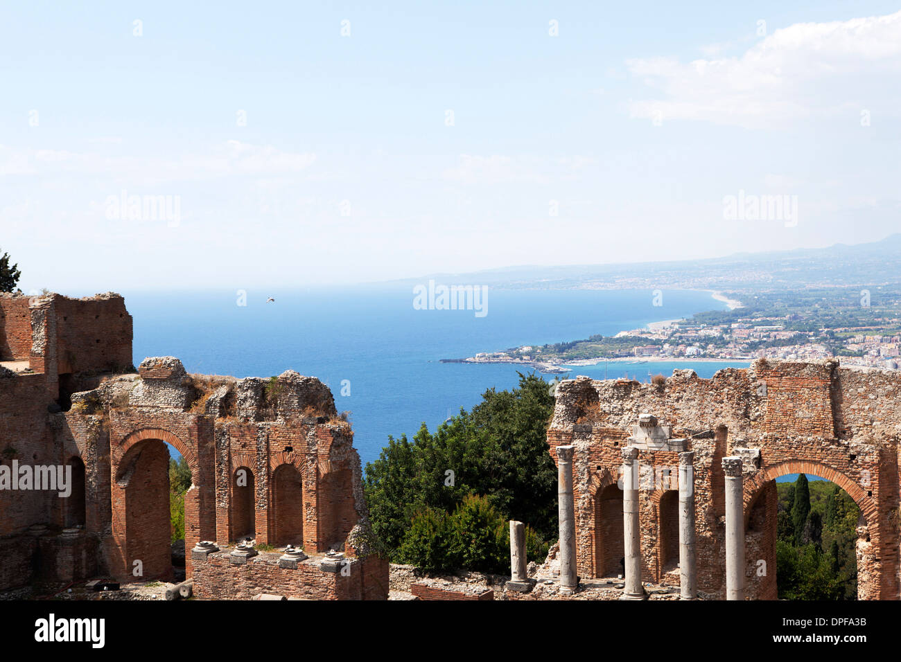 Blick über die Küste von Naxos aus der griechisch-römischen Theater von Taormina, Sizilien, Italien, Europa Stockfoto