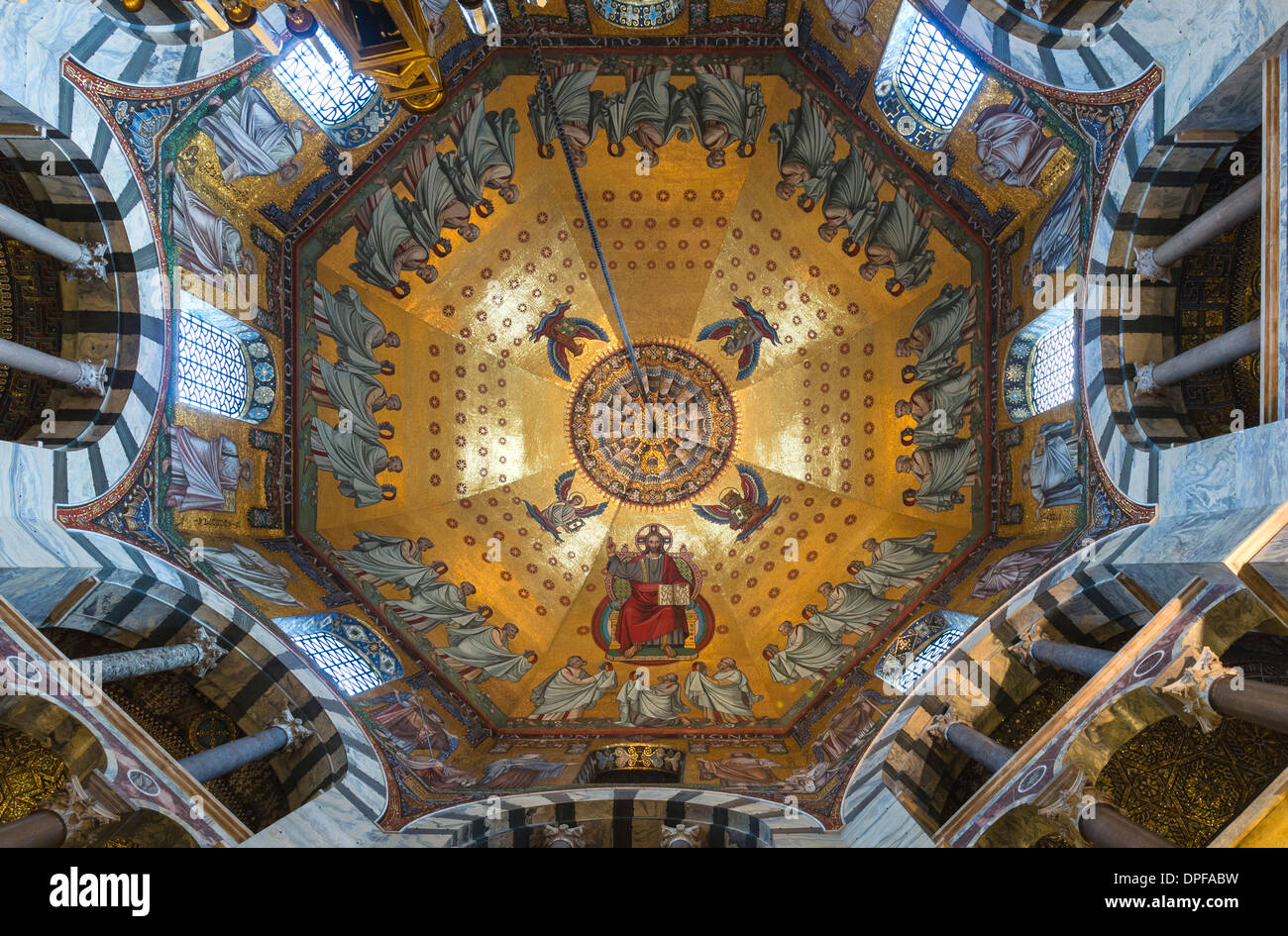Die Hauptmosaikdecke des Aachener Doms in Deutschland ist ein beeindruckendes Beispiel byzantinischer Kunst. Es ist eines der berühmtesten Merkmale der Kathedrale, die Szenen von religiöser Bedeutung darstellt und zu ihrem UNESCO-Weltkulturerbe beiträgt. Stockfoto