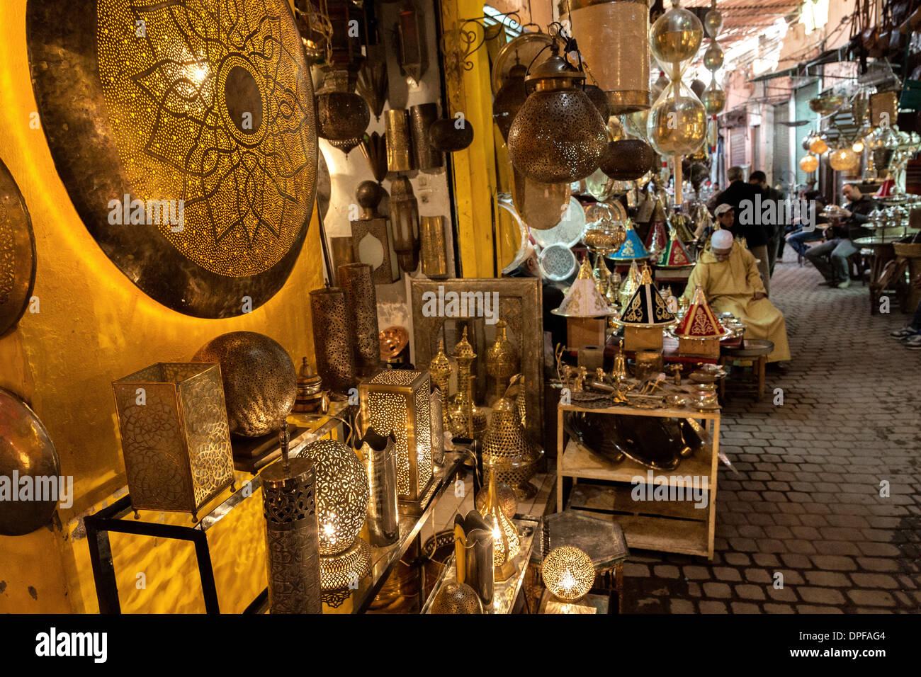 Shop Verkauf traditionelle Metall-Lampen und Tabletts in den Souks, Marrakesch, Marokko, Nordafrika, Afrika Stockfoto