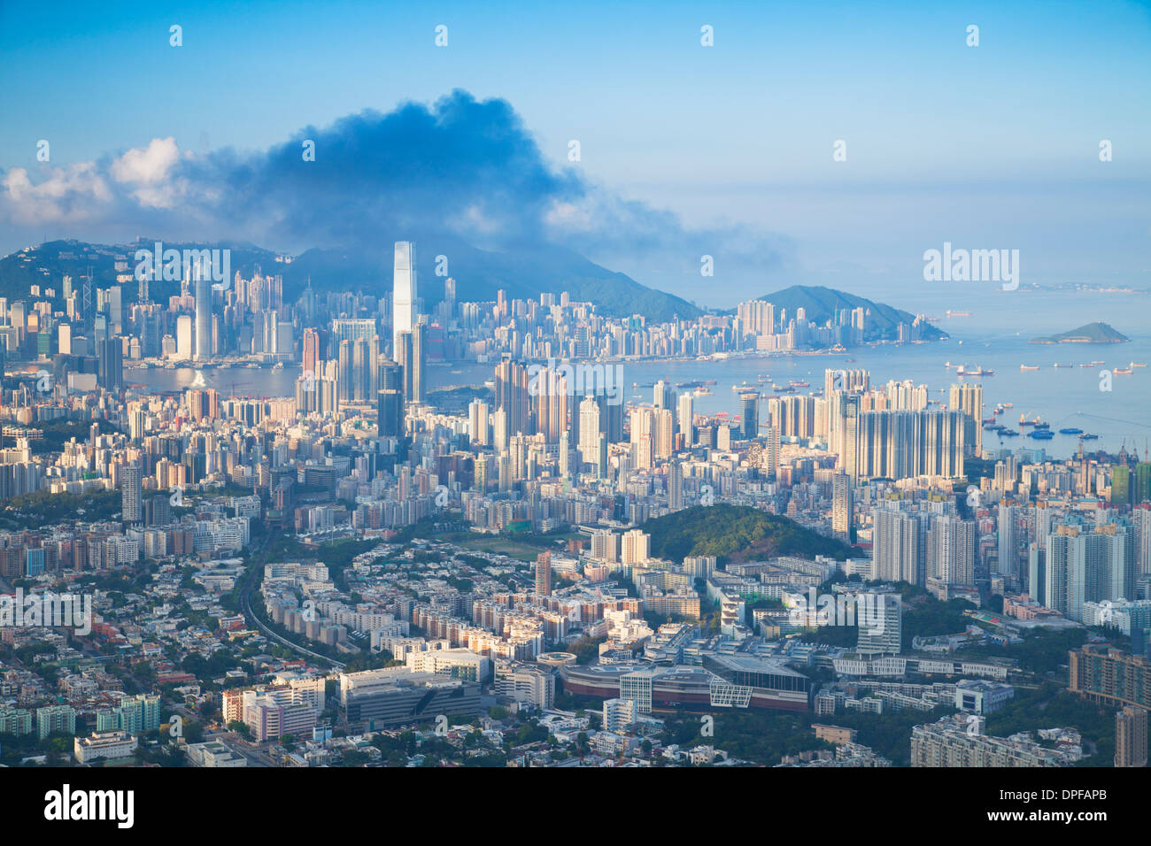 Blick auf Kowloon und Hong Kong Island im Morgengrauen, Hong Kong, China, Asien Stockfoto