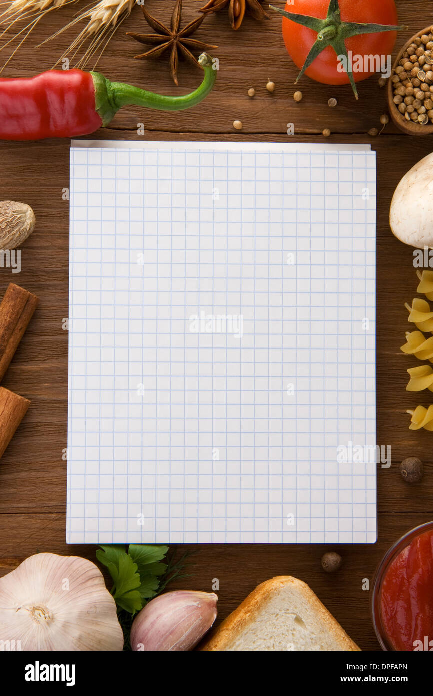 Notebook zum Kochen Rezepte und Gewürze auf Holztisch Stockfoto