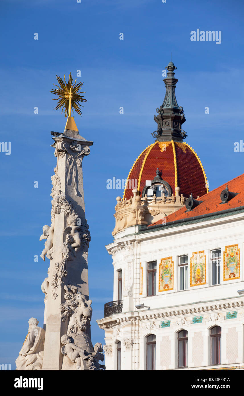 County Hall und Dreifaltigkeitssäule in Szechenyi Platz, Pecs, Süd-Transdanubien, Ungarn, Europa Stockfoto