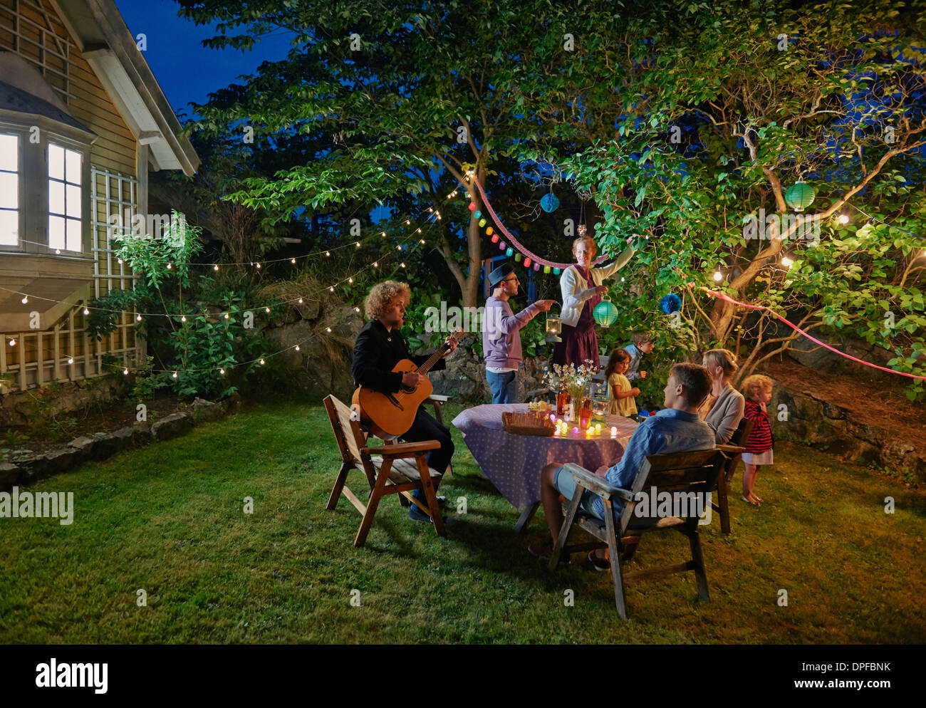 Familiengruppe Abend Gartenparty vorbereiten Stockfoto