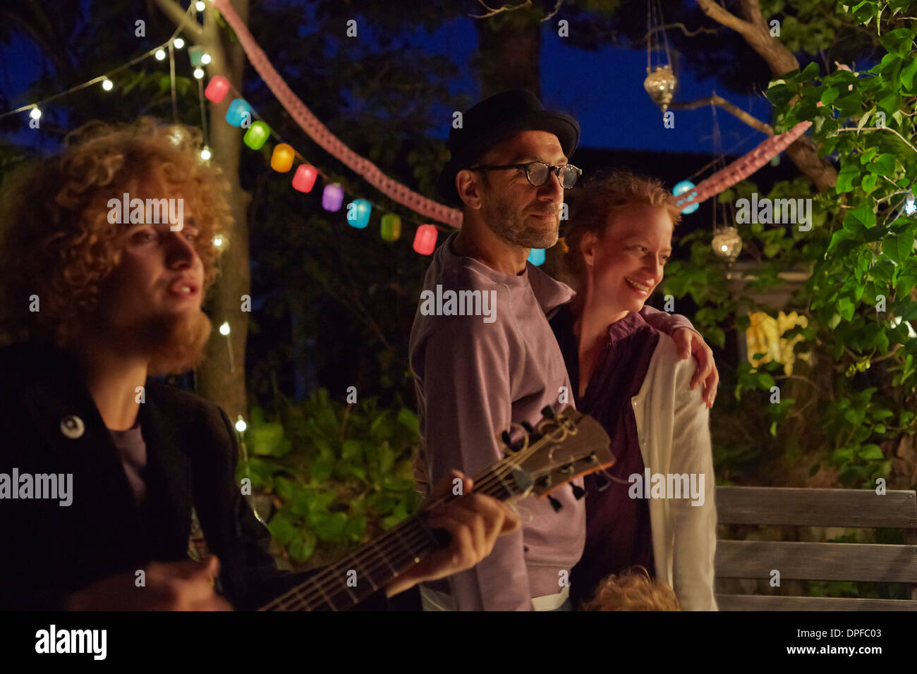 Paar genießt Garten-Party in der Nacht Stockfoto