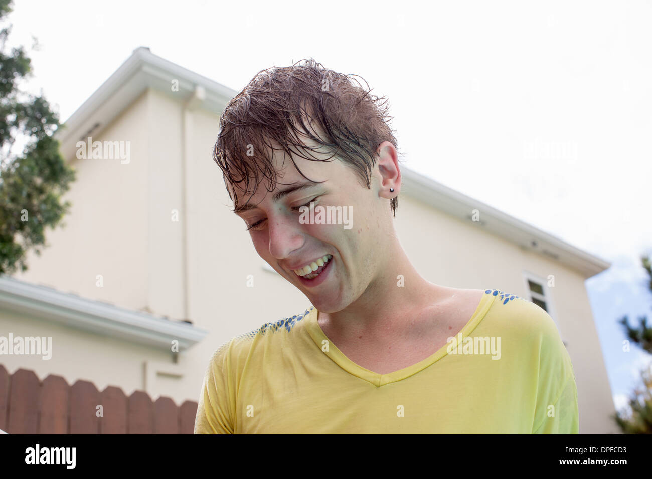 Junger Mann mit nassen Haaren Stockfoto