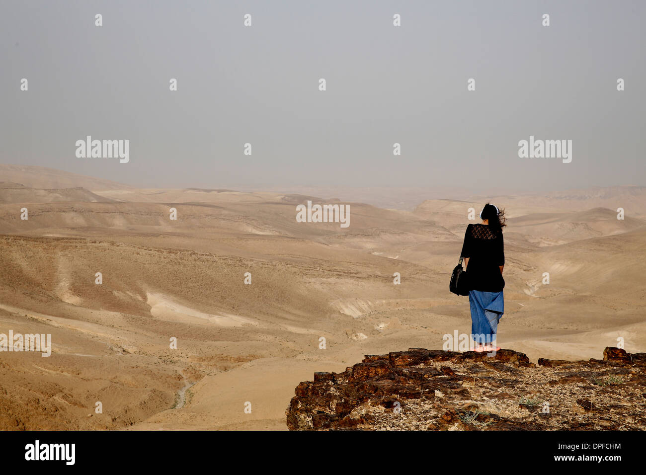 Frau beten in der Judäischen Wüste während Pilgerreise im Heiligen Land, Israel, Nahost Stockfoto