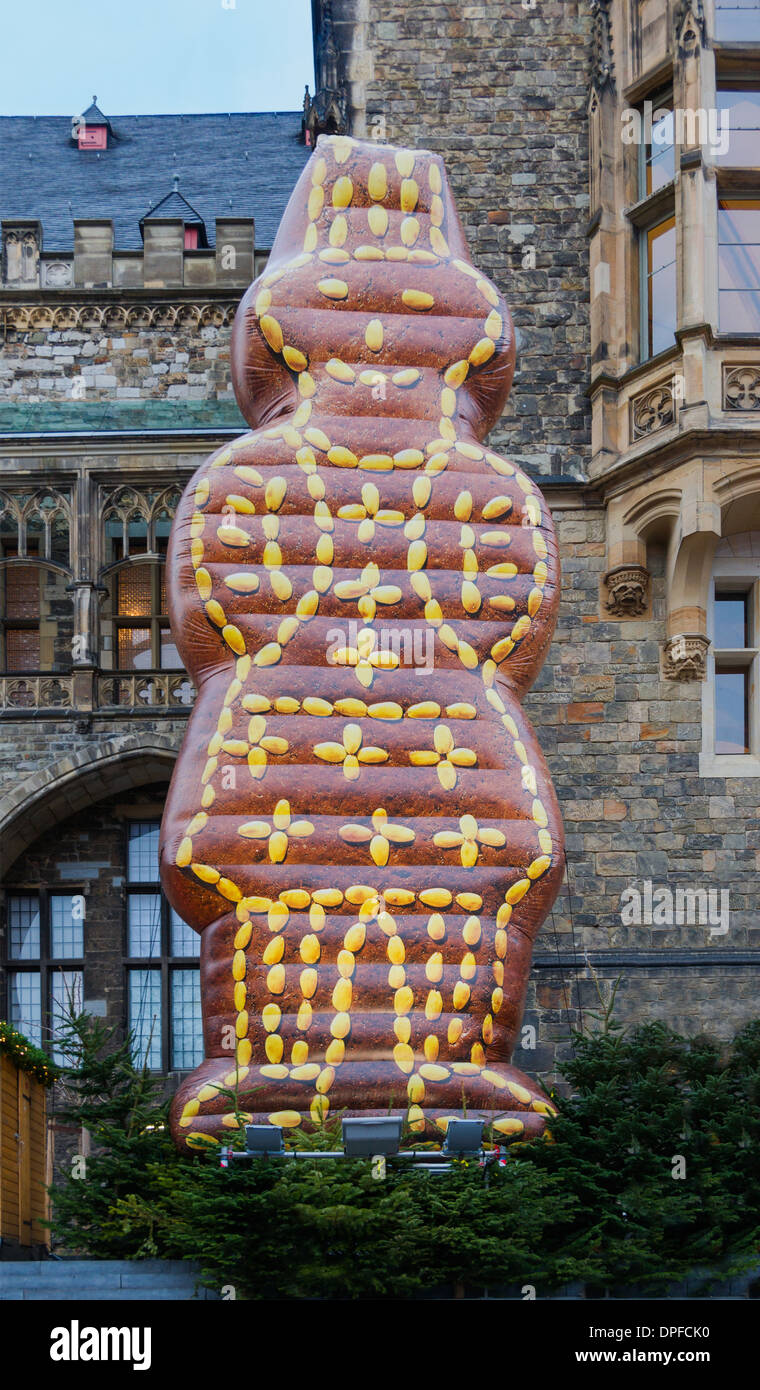 Printenmann auf dem Weihnachtsmarkt in Aix-la-Chapelle, Deutschland, ist bekannt für seine festlichen Angebote, einschließlich traditioneller Feiertage und Kunsthandwerk. Der Markt ist ein beliebtes Winterziel und zieht sowohl Einheimische als auch Touristen an, die die lebhafte Atmosphäre, die Weihnachtsdekoration und die saisonalen Köstlichkeiten genießen. Die Stadt Aix-la-Chapelle (Aachen) ist berühmt für ihre historische Architektur und die Traditionen des Weihnachtsmarktes. Stockfoto