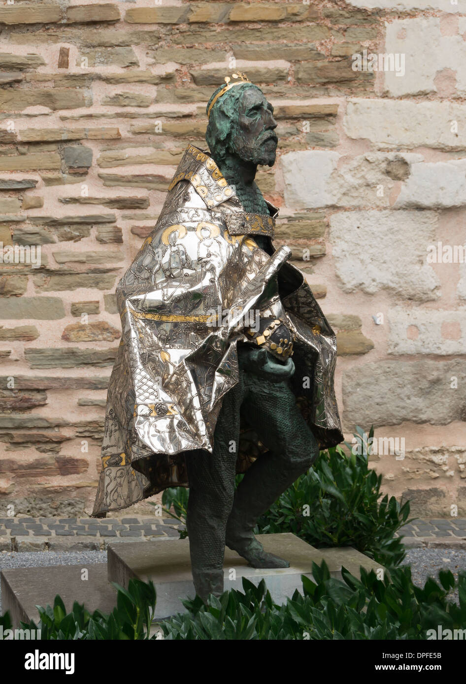 Eine Statue des heiligen Stephan, des apostolischen Königs von Ungarn, geschaffen von Imre Varga im Jahre 1993 im Aachener Dom. Die Skulptur stellt Ungarns ersten christlichen König dar, eine Schlüsselfigur der ungarischen Geschichte. Stockfoto