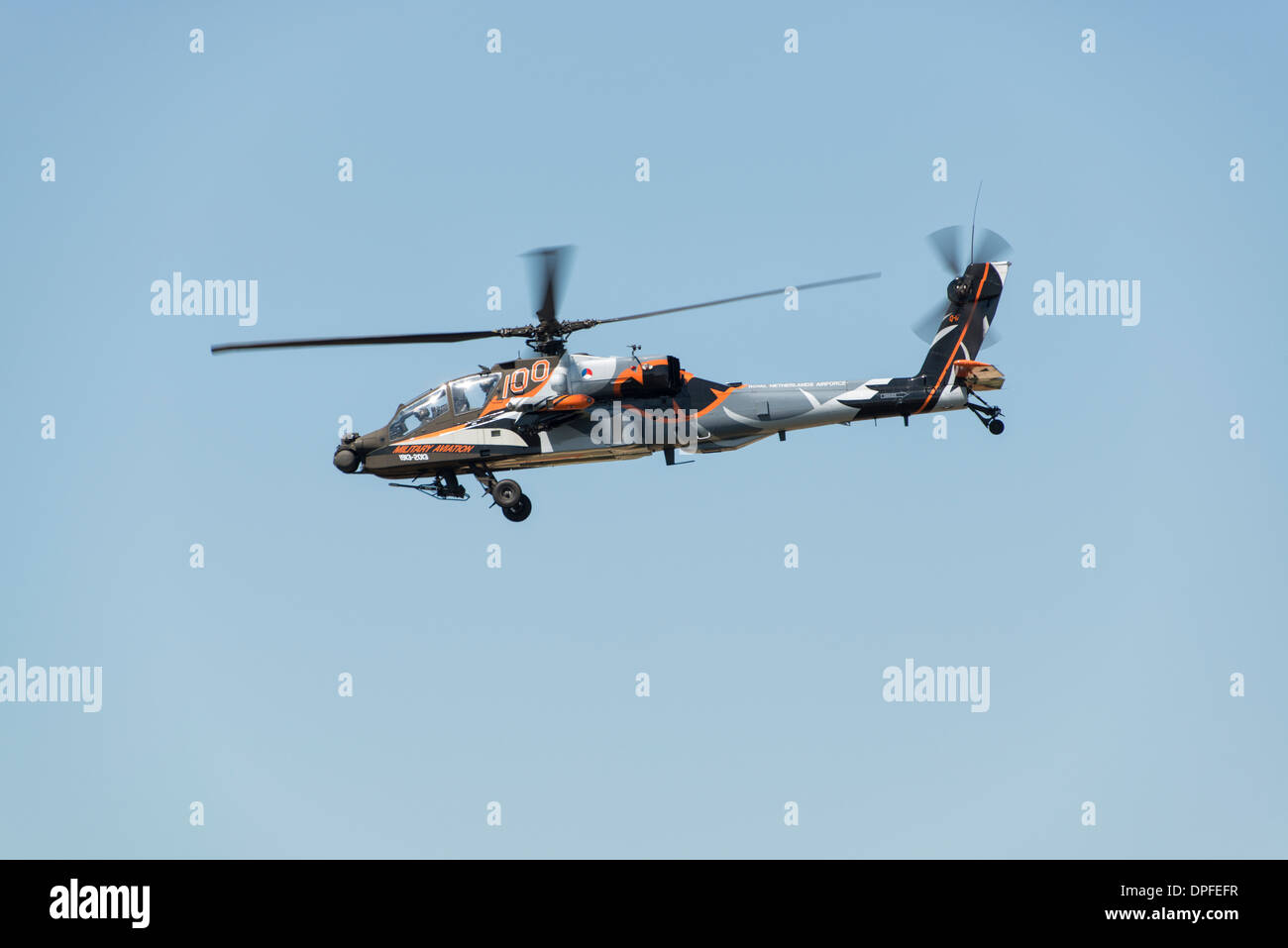 Königliche Luftwaffe der Niederlande Display Team Apache Kampfhubschrauber im hundertjährigen Sonderlackierung Job Etalagen 2013 RIAT Stockfoto