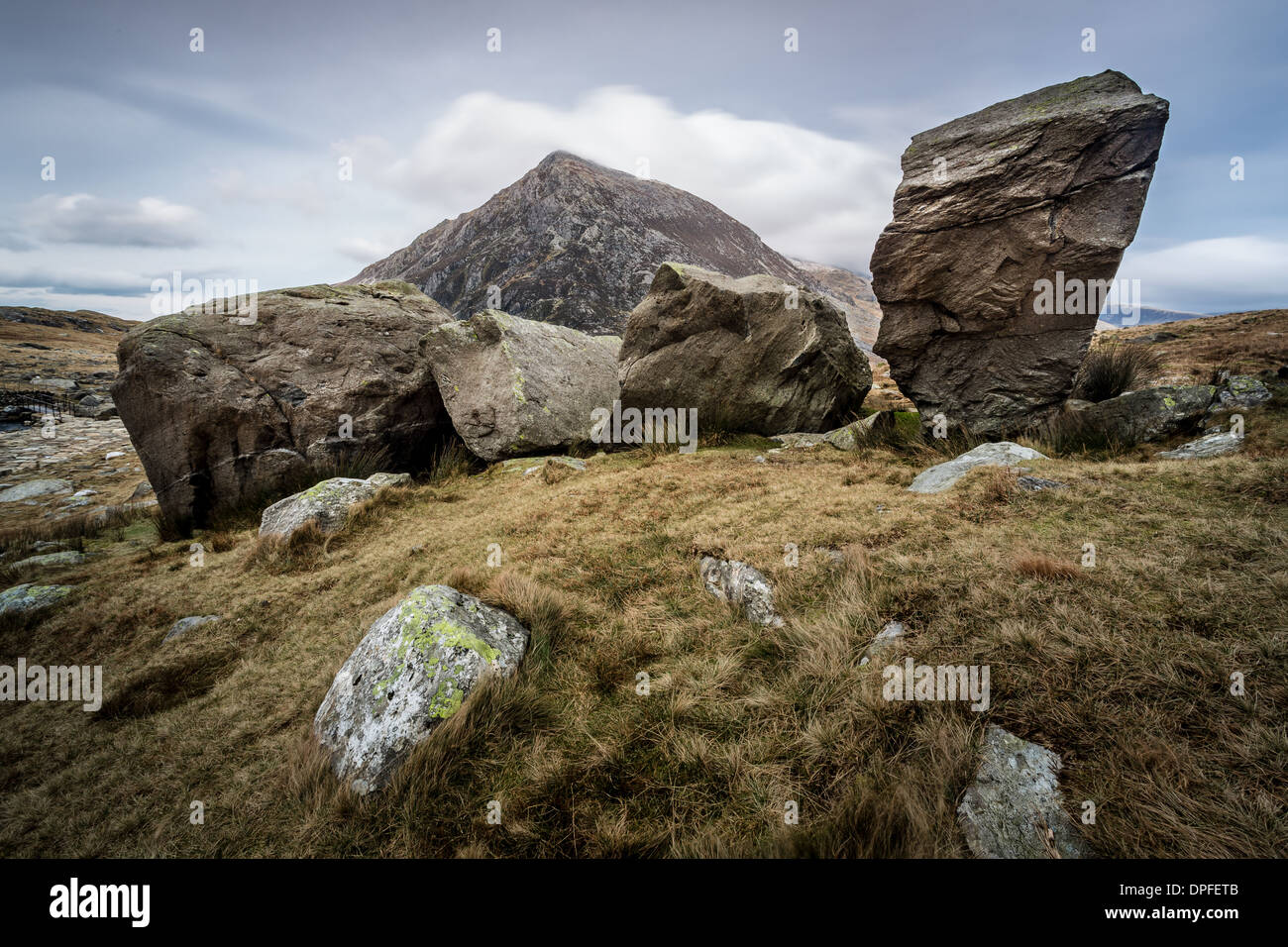 Große Findlinge liegen am Fuße des Llyn Idwal im Ogwen Valley, Stift yr OLE-Wen, Snowdonia-Nationalpark, Wales Stockfoto