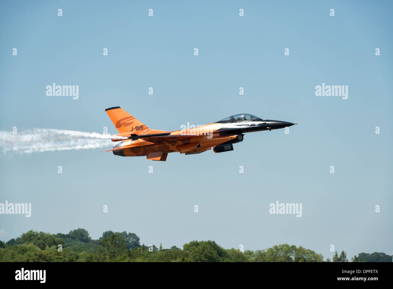 Lockheed Martin F-16 Kampfjet der Royal Netherlands Air Force Demo Team drin fällt orange Livree RIAT Stockfoto