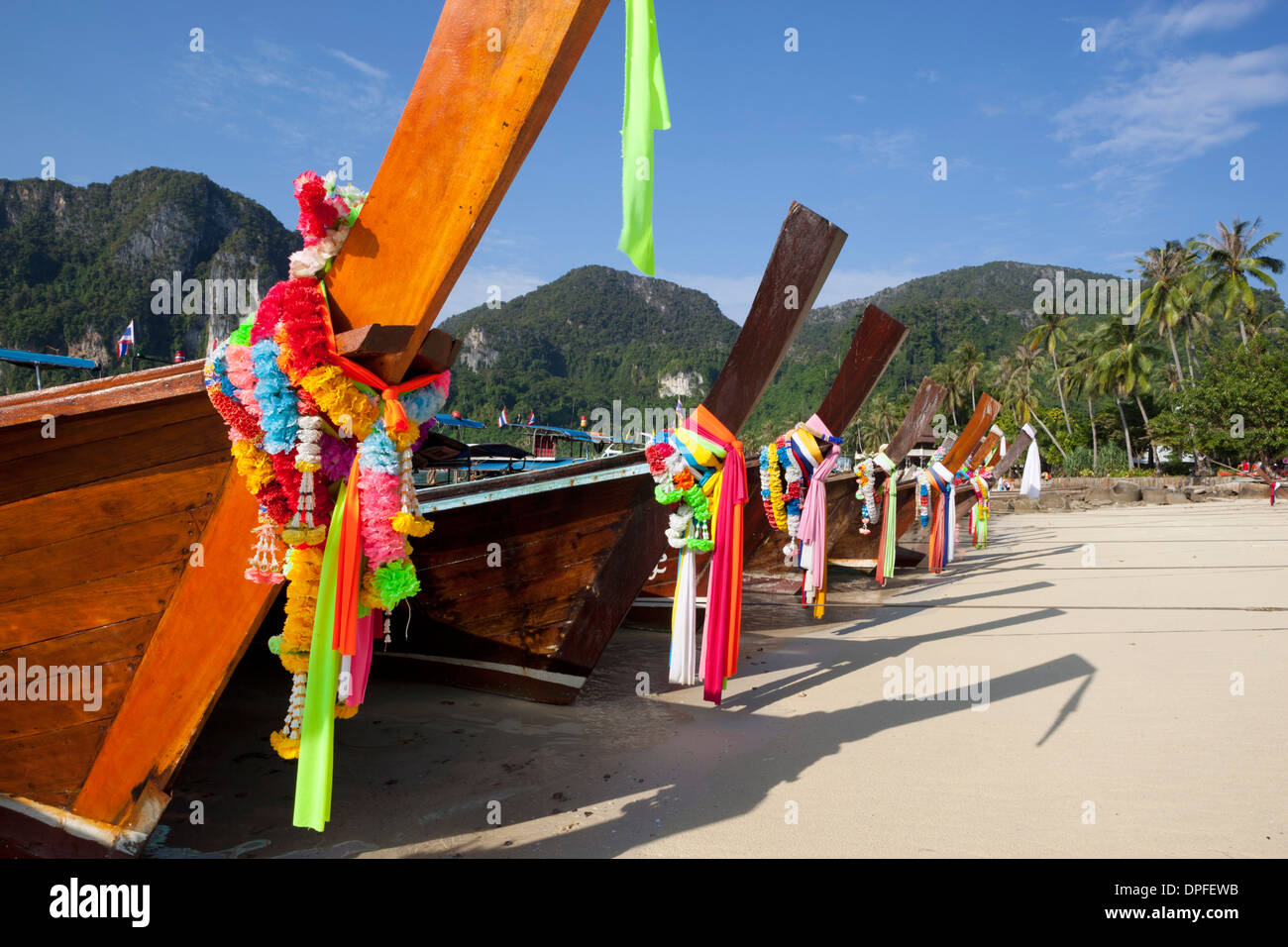 Girlanden schmücken Long-Tail-Boote am Strand, Koh Phi Phi, Krabi Provinz, Thailand, Südostasien Stockfoto