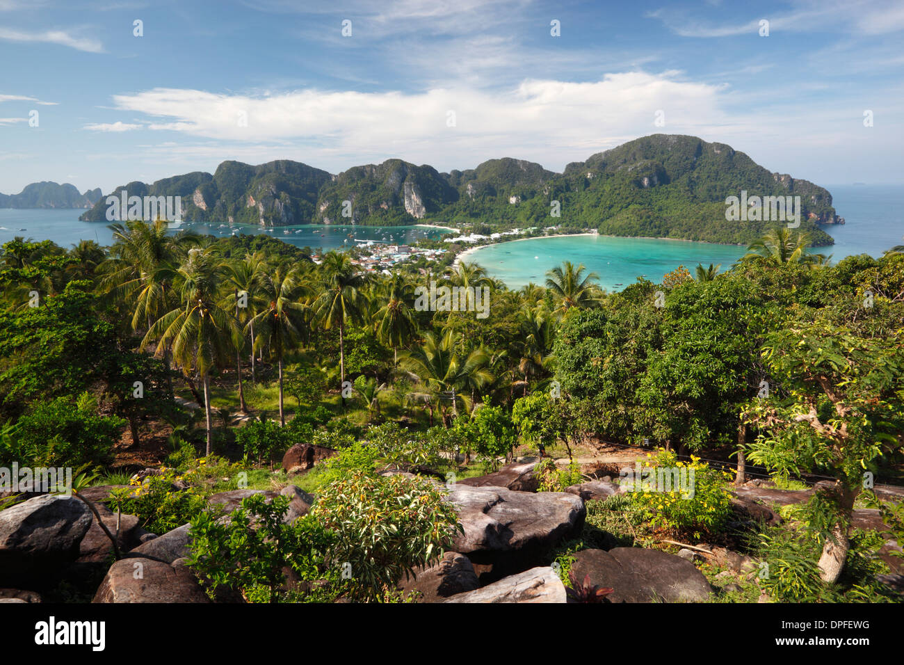 AO Ton Sai und Ao Dalam Buchten aus Sicht, Koh Phi Phi, Provinz Krabi, Thailand, Südostasien, Asien Stockfoto