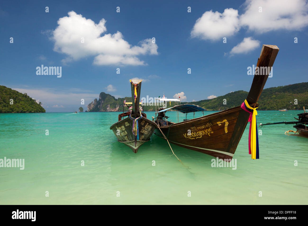 Long-Tail-Boote in Ao Dalam Bay, Koh Phi Phi, Krabi Provinz, Thailand, Südostasien, Asien Stockfoto