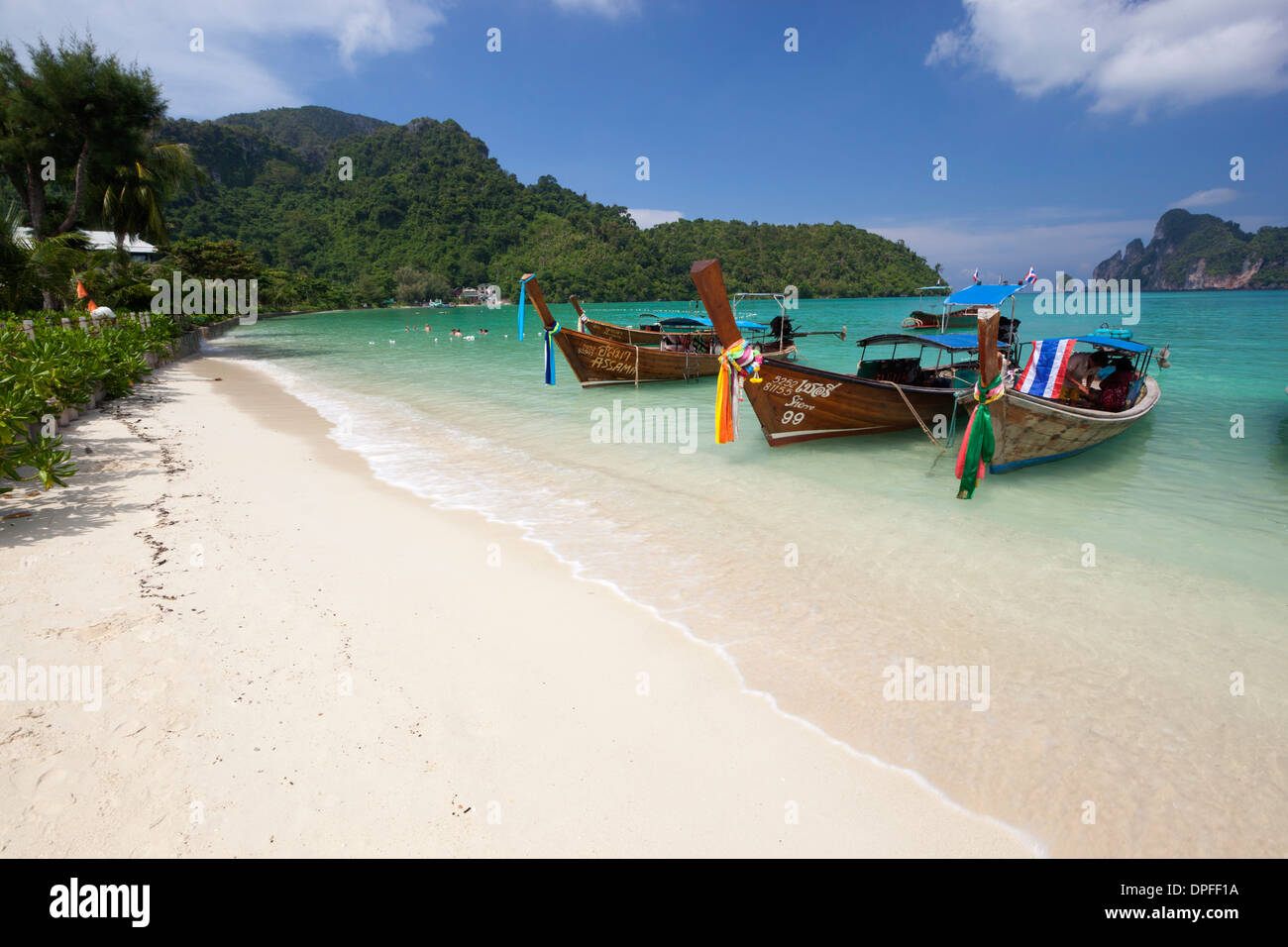 Long-Tail-Boote und Strand von Ao Dalam bay, Koh Phi Phi, Krabi Provinz, Thailand, Südostasien, Asien Stockfoto