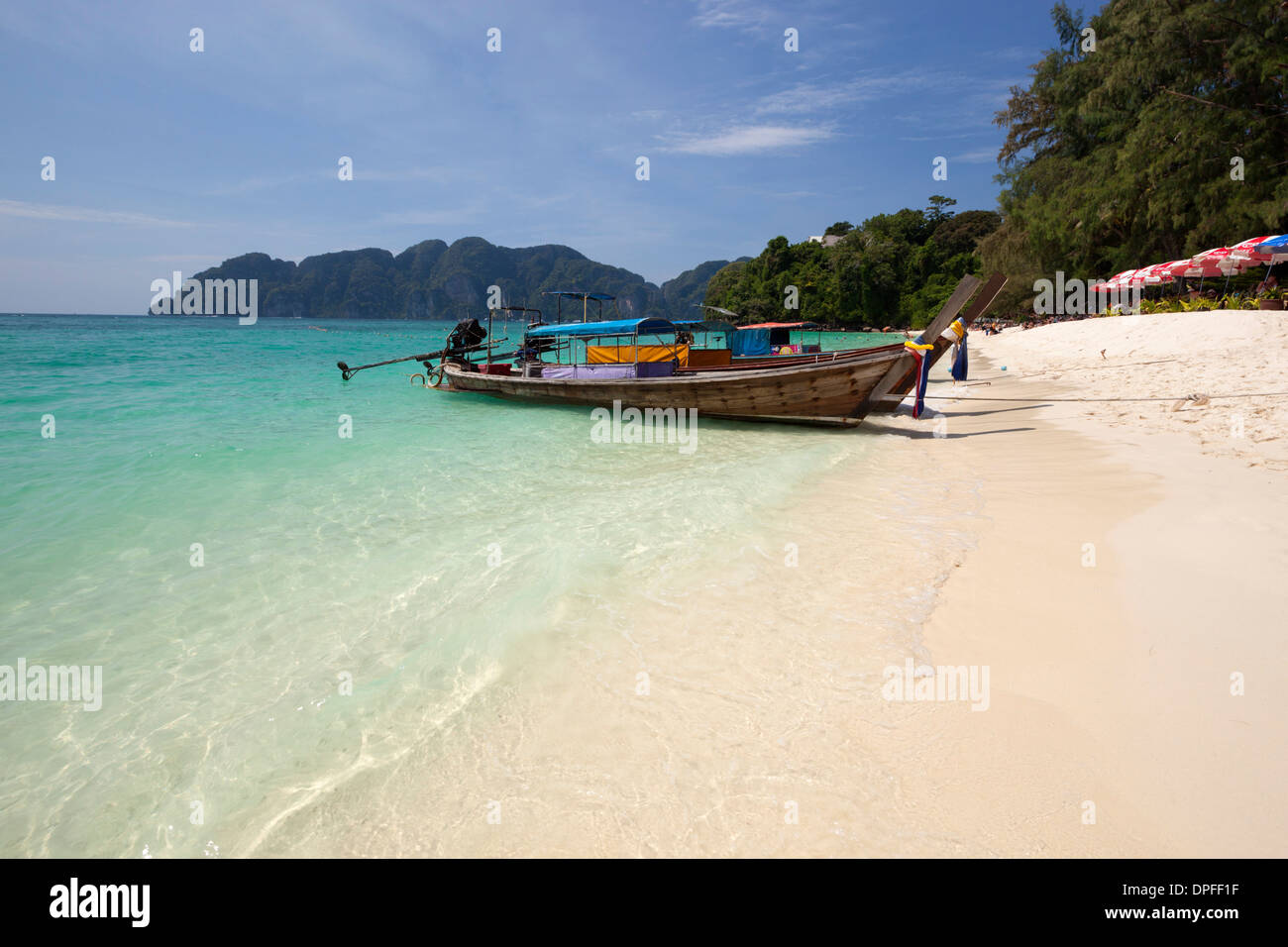 Langer Strand mit Long-Tail-Boote, Koh Phi Phi, Krabi Provinz, Thailand, Südostasien, Asien Stockfoto