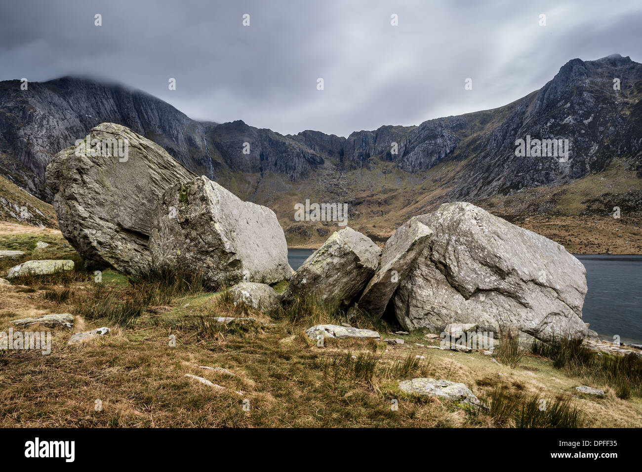 Große Findlinge liegen am Fuße des Llyn Idwal im Ogwen Valley, Snowdonia-Nationalpark, Wales Stockfoto