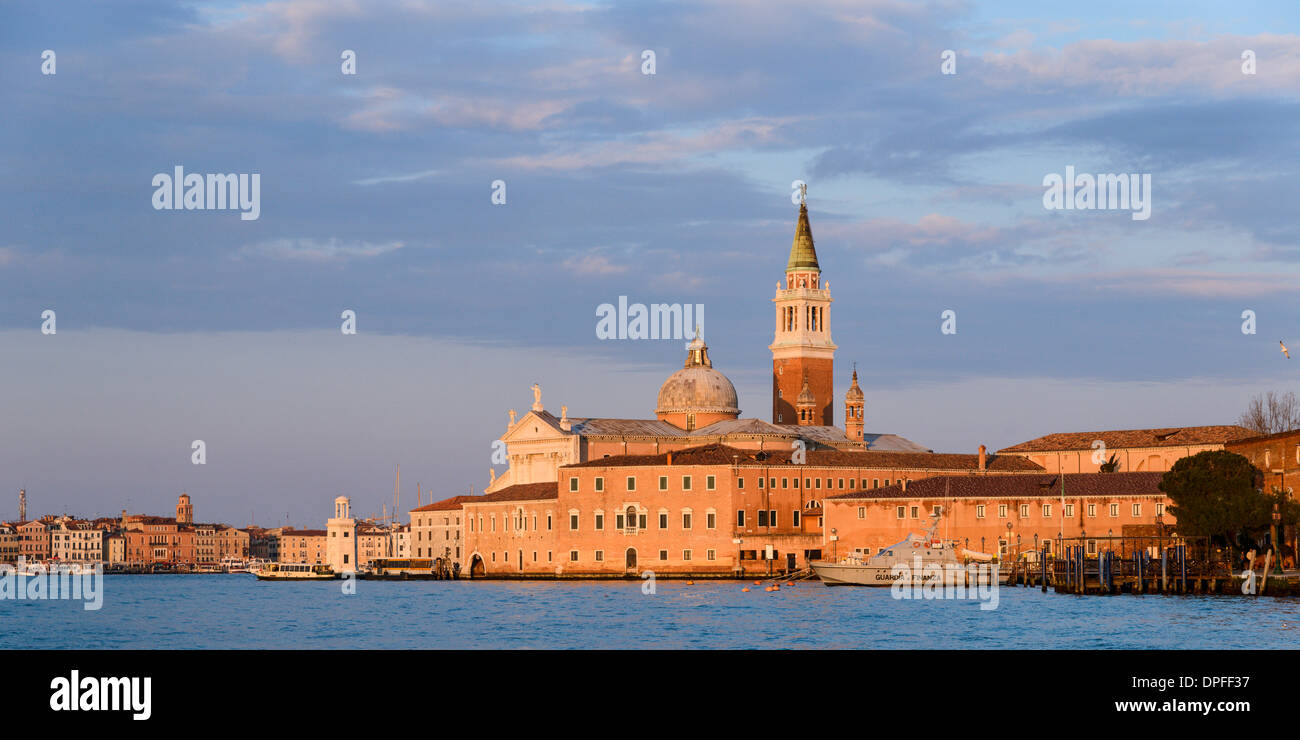 Mit Blick auf San Giorgio Maggiore und die Hauptinsel von Venedig auf einem Winternachmittag, der UNESCO, Veneto, Venedig, Italien Stockfoto