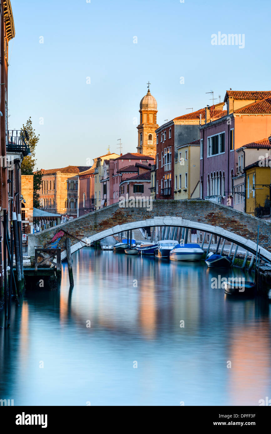 Am frühen Morgen Licht auf Rio Ognissanti in Dorsoduro, Venedig, UNESCO-Weltkulturerbe, Veneto, Italien, Europa Stockfoto