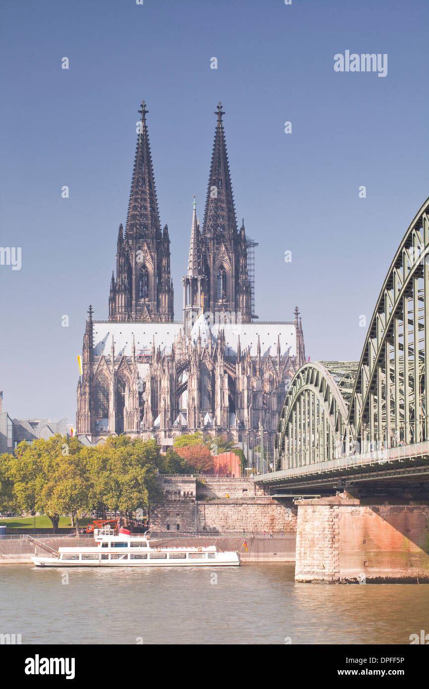 Kölner Dom (Dom), UNESCO-Weltkulturerbe, über den Rhein, Köln, Nordrhein-Westfalen, Deutschland, Europa Stockfoto