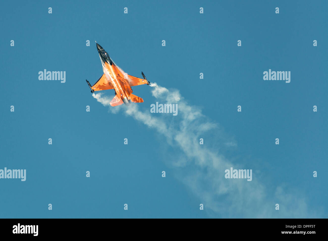 F-16 Kampfjet der Royal Netherlands Air Force Demo Team drin fällt auf orange Livree fliegen auf die 2013 RIAT Stockfoto