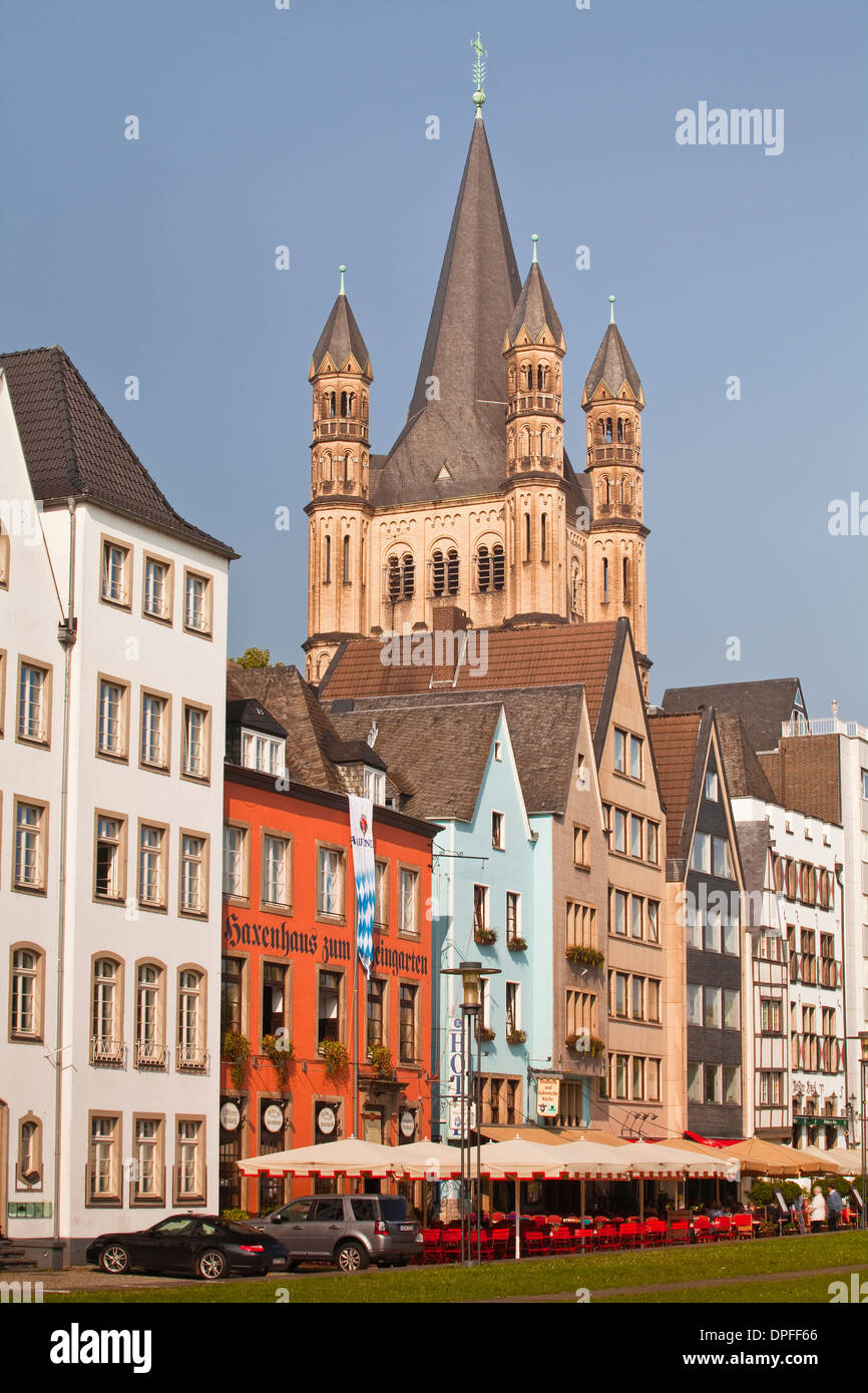 Der Turm von Groß St. Martin-Kirche und die Altstadt von Köln, Nordrhein-Westfalen, Deutschland, Europa Stockfoto