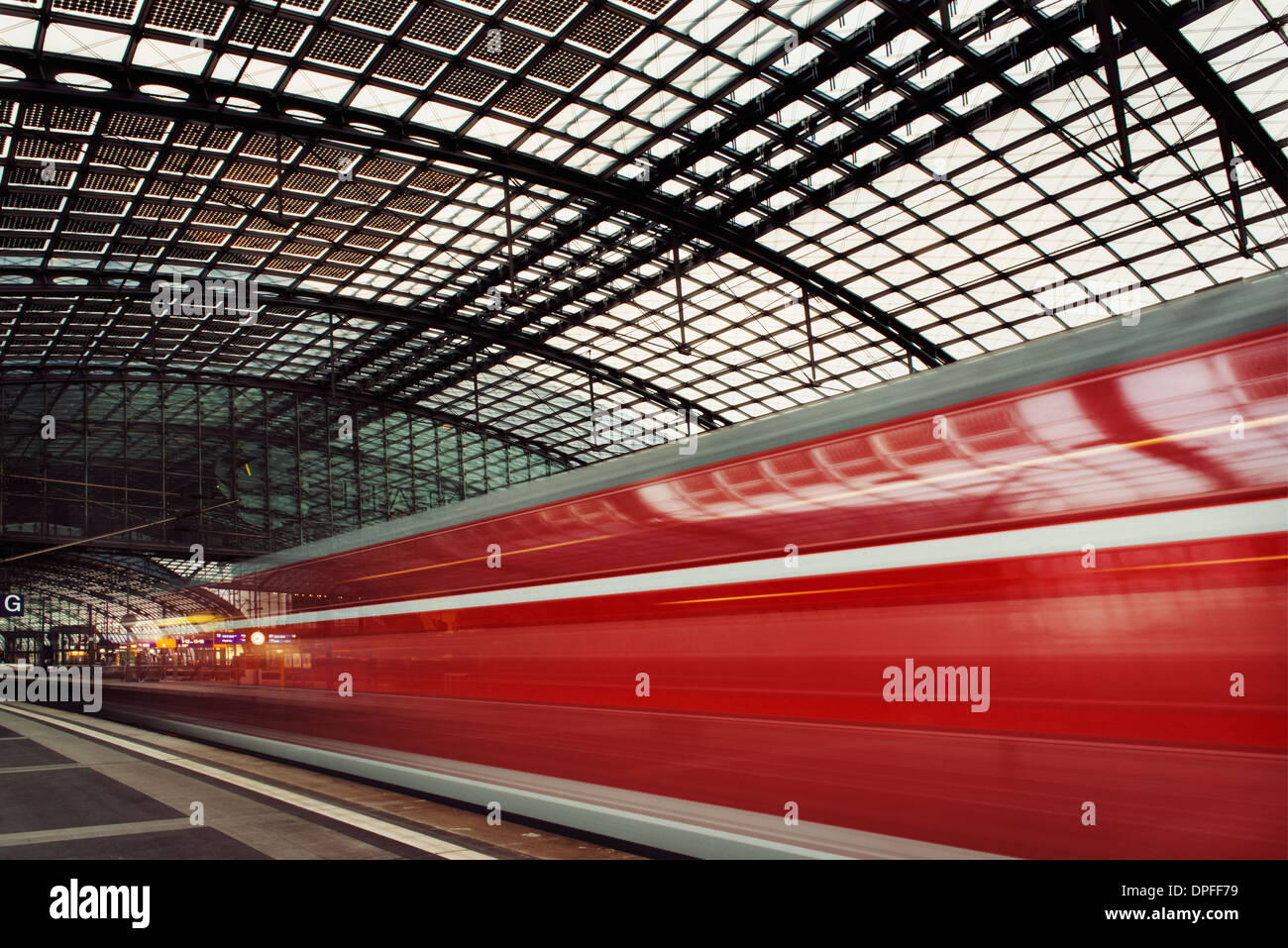 Alexander Platz Station und fahrenden Zug, Berlin, Deutschland Stockfoto
