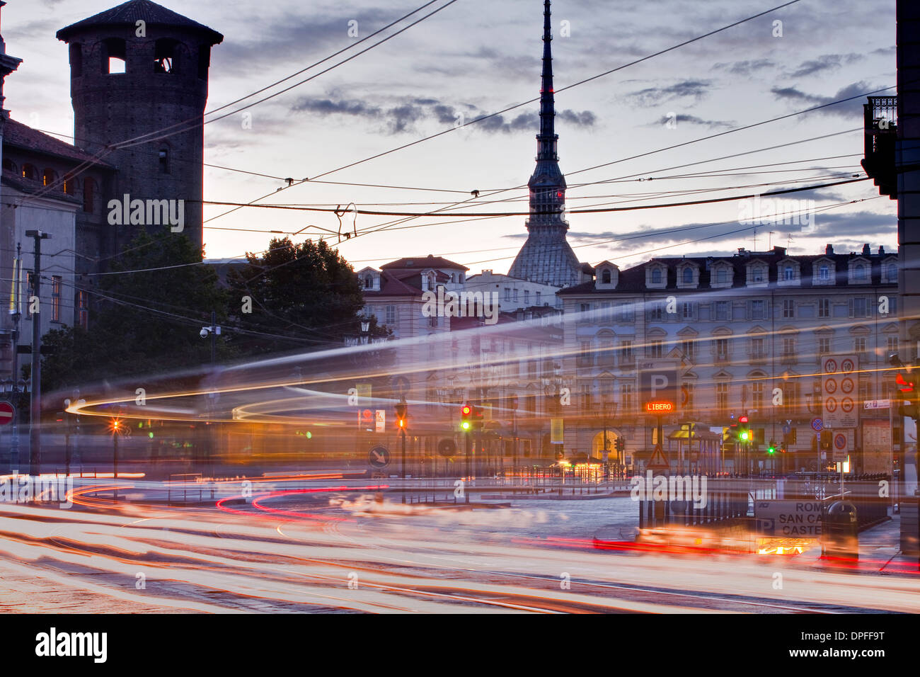 Verkehr rauscht durch Piazza Castello, Turin, Piemont, Italien, Europa Stockfoto