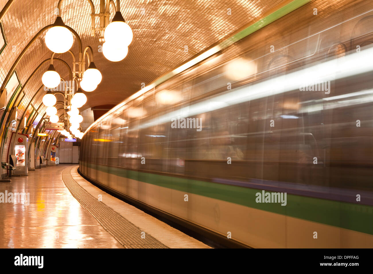 Ein Paris-Metro-Zug fährt Cite Station, Paris, Frankreich, Europa Stockfoto