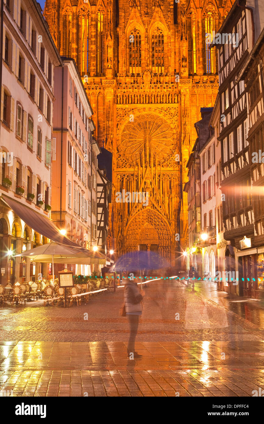 Regen durchnässt Straßen vor Straßburger Münster, Straßburg, Bas-Rhin, Elsass, Frankreich, Europa Stockfoto