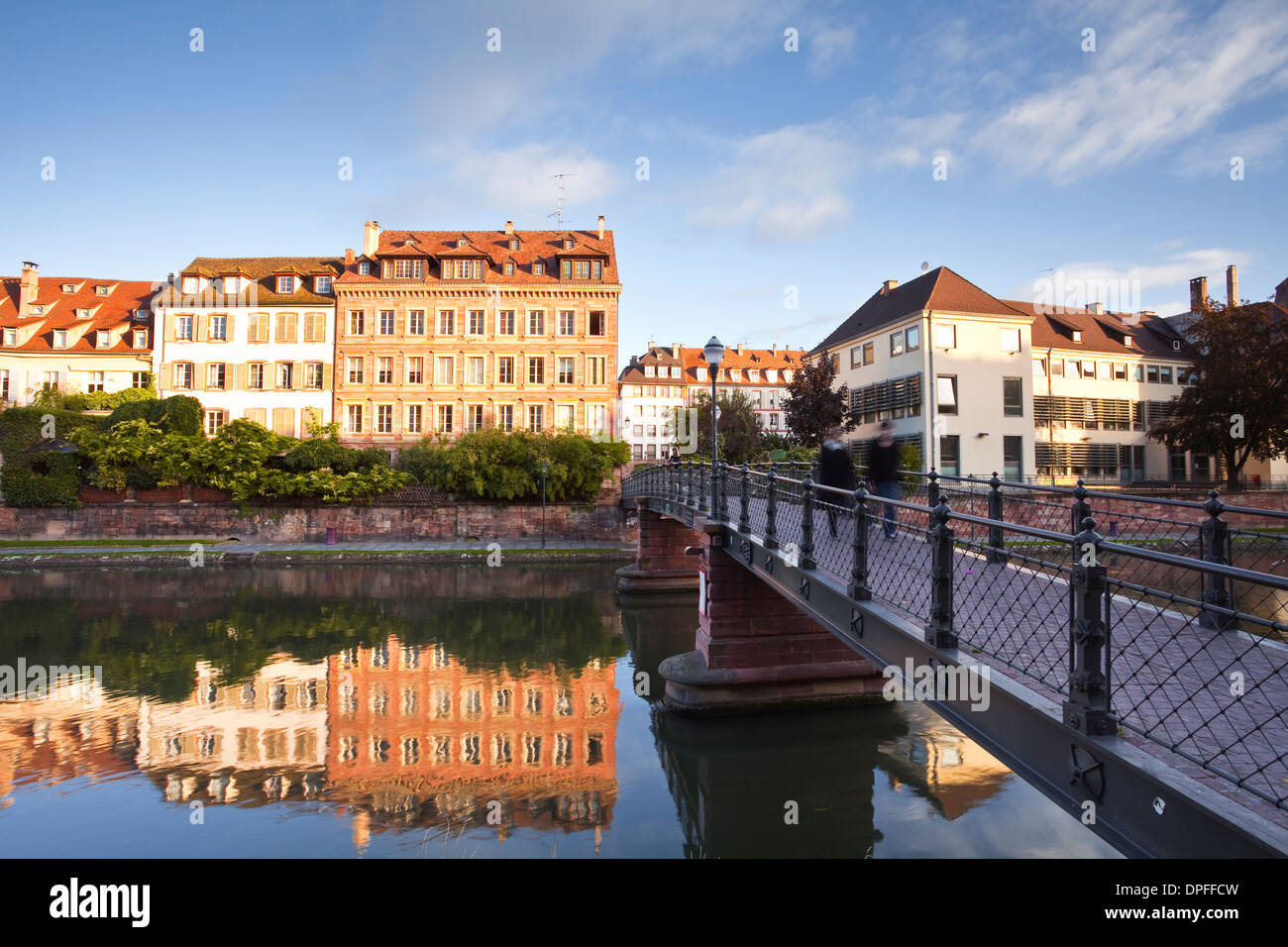 Gebäude spiegelt sich in den Fluss Ill, Straßburg, Bas-Rhin, Elsass, Frankreich, Europa Stockfoto