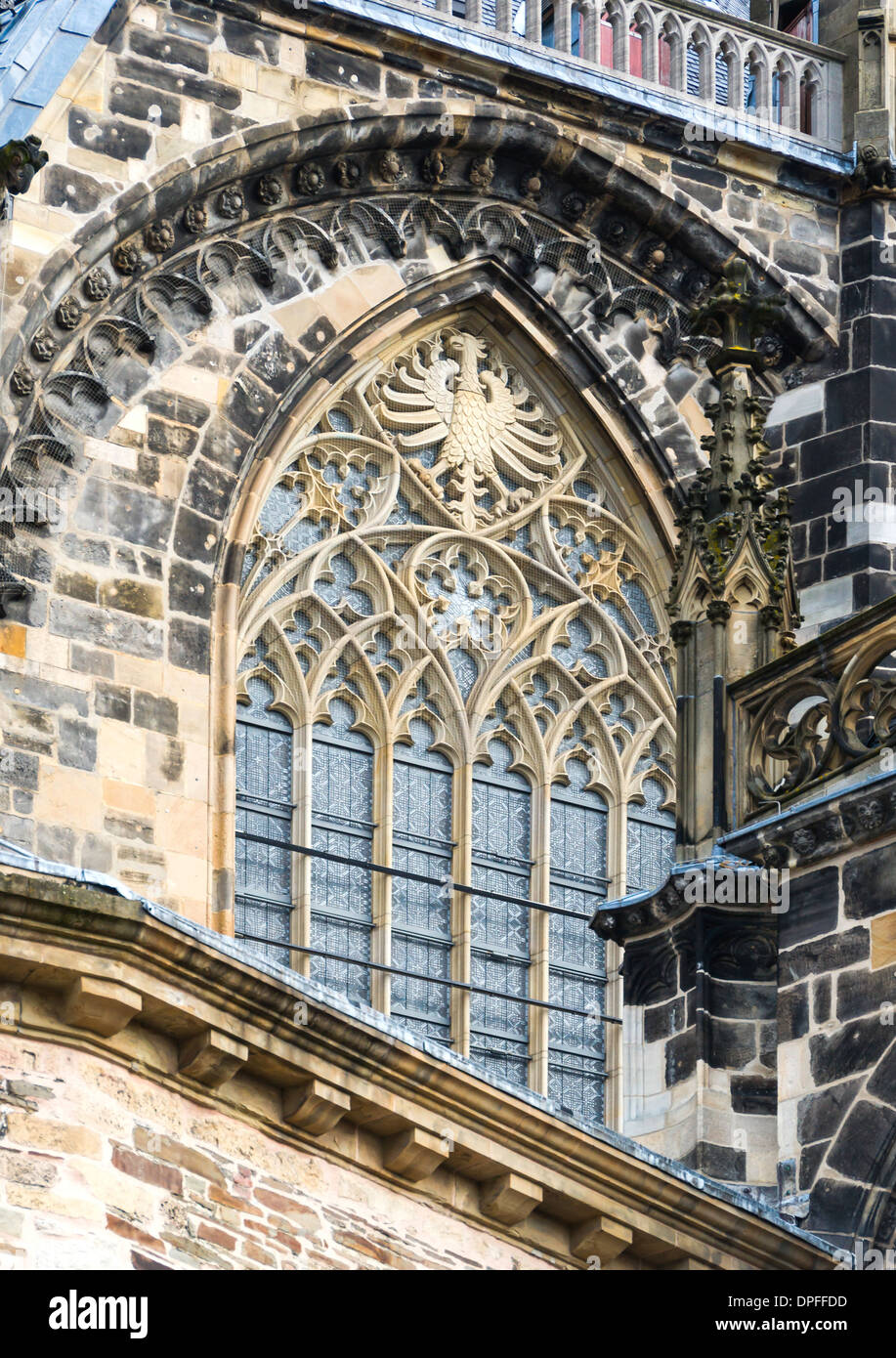 Das Fenster des Aachener Doms in Aachen ist ein bedeutendes Beispiel gotischer Architektur. Die im 9. Jahrhundert erbaute Kathedrale verfügt über atemberaubende Buntglasfenster, die religiöse Szenen darstellen und einen Einblick in die historische und architektonische Bedeutung der Kathedrale bieten. Stockfoto