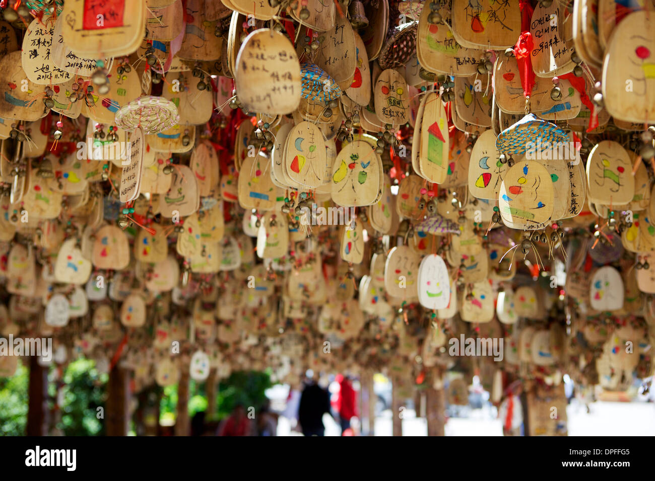 Hängende Segnungen des Naxi Piktogramme auf Holz in der Altstadt, Lijiang, UNESCO-Weltkulturerbe, Provinz Yunnan, China, Asien Stockfoto