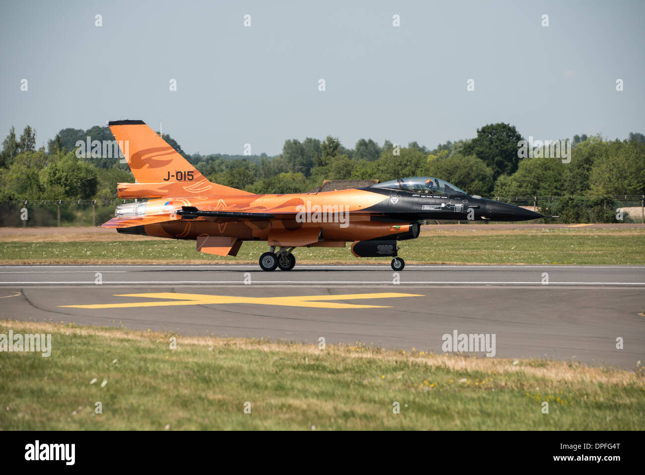 Lockheed Martin F-16 Kampfjet der Royal Netherlands Air Force Demo Team drin ist auffällig Orange beim RIAT Stockfoto