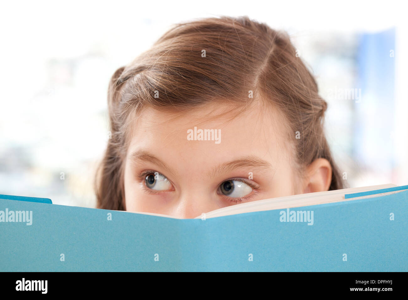 Mädchen in der Schule ein Buch lesen und nachschlagen Stockfoto