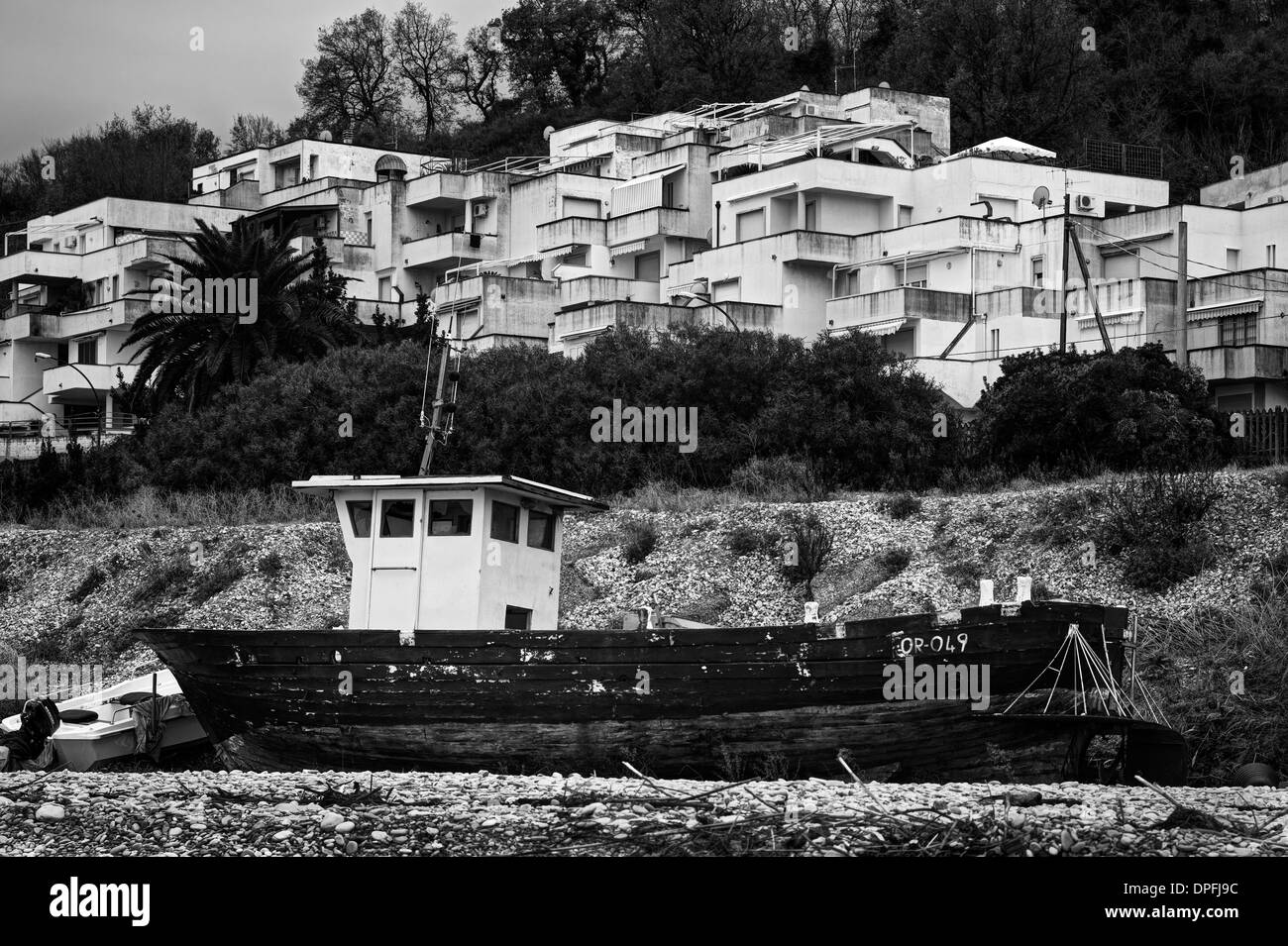 Italien. Abruzzen. Fossacesia. Angelboot/Fischerboot auf Grund Stockfoto