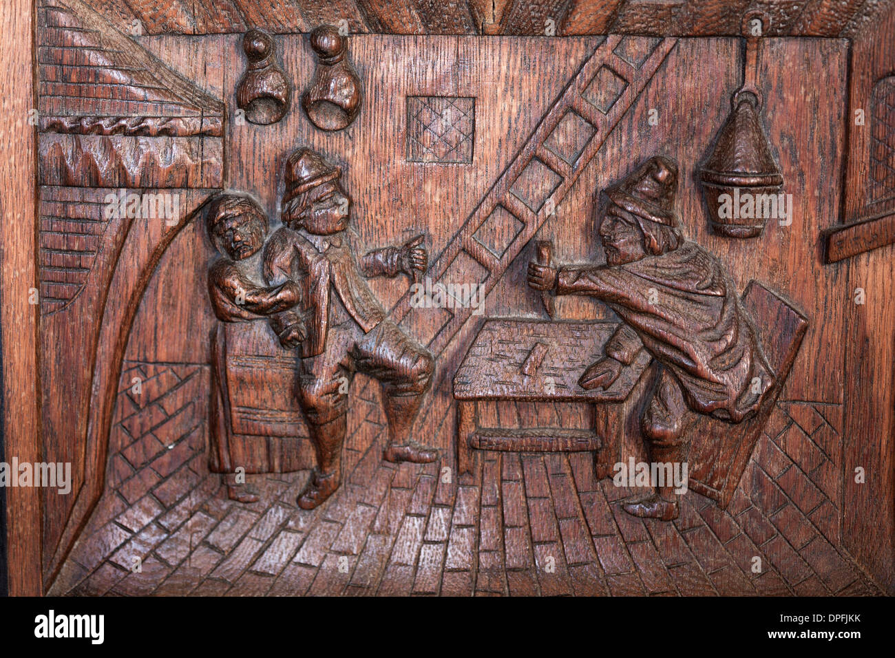 Holzschnitzerei auf Möbelplatten Stockfoto