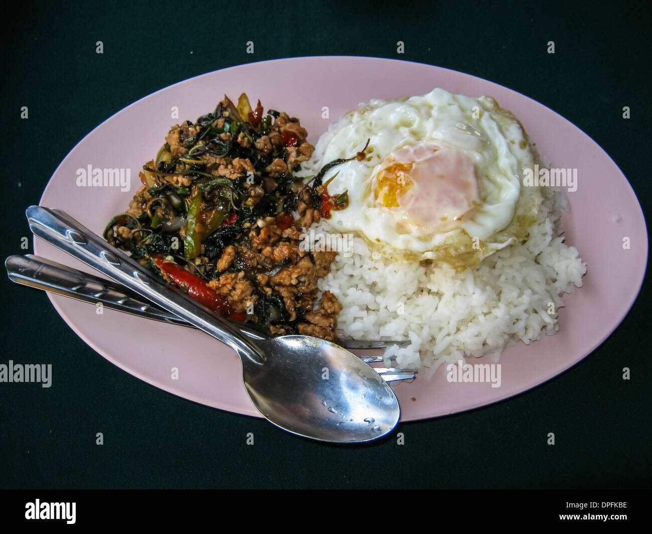 Rühren Sie gebratenes scharf Schweinefleisch mit Basilikum, Thai-Küche Stockfoto