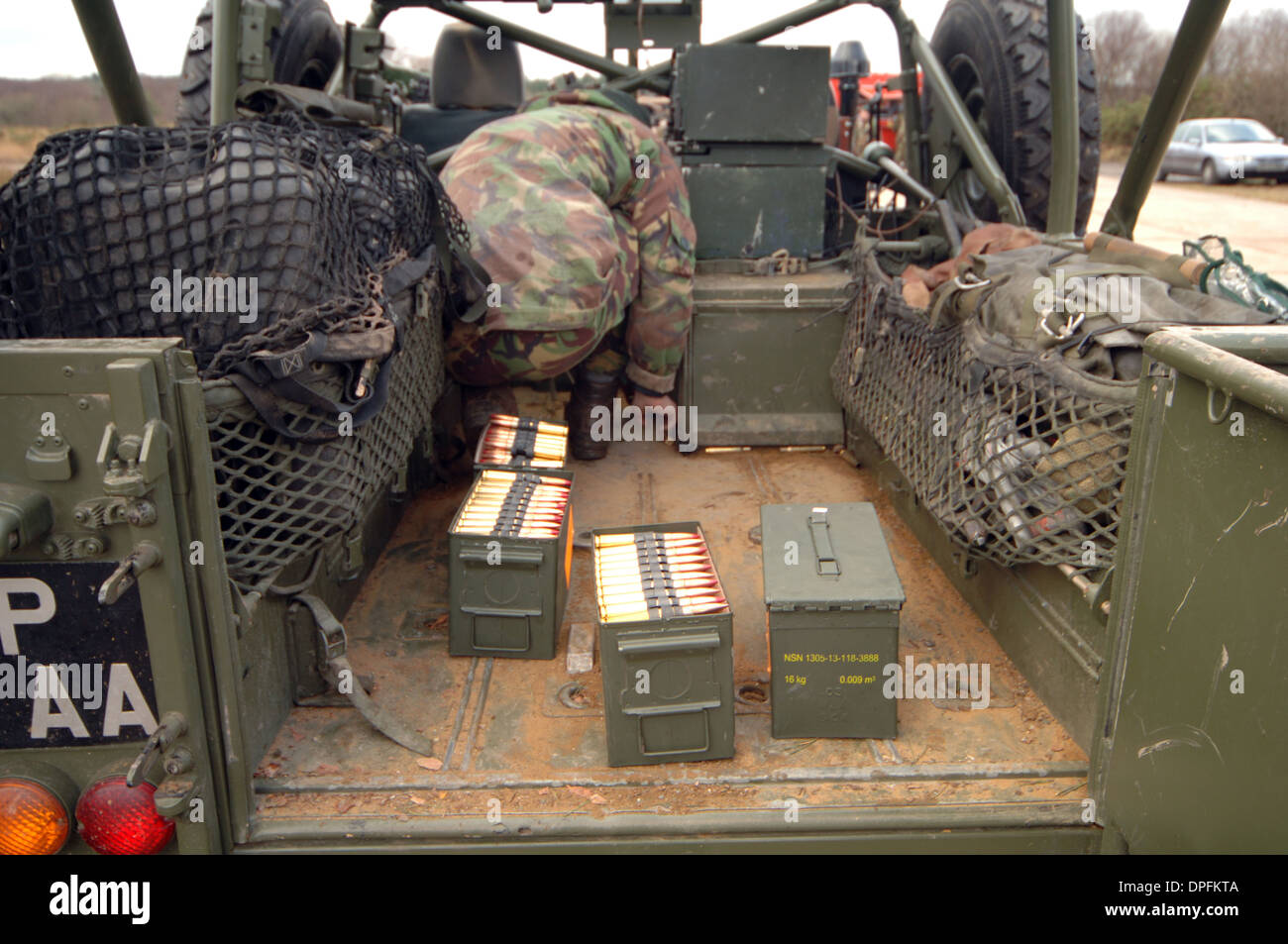 Munition Munition Munition Schwarzpulver Munition Kugeln Bombe Raketen Granaten Munition Boxen 7,62 mm rund Stockfoto