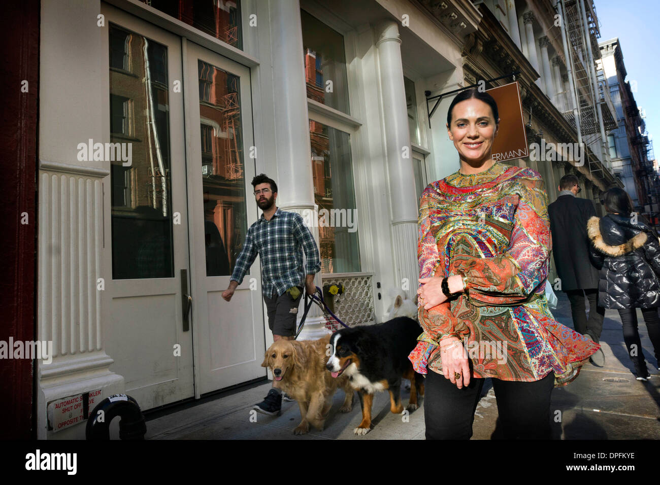 Australische Mode-Designer und Händler Nicky Zimmermann in ihrem New Yorker Outlet. Stockfoto