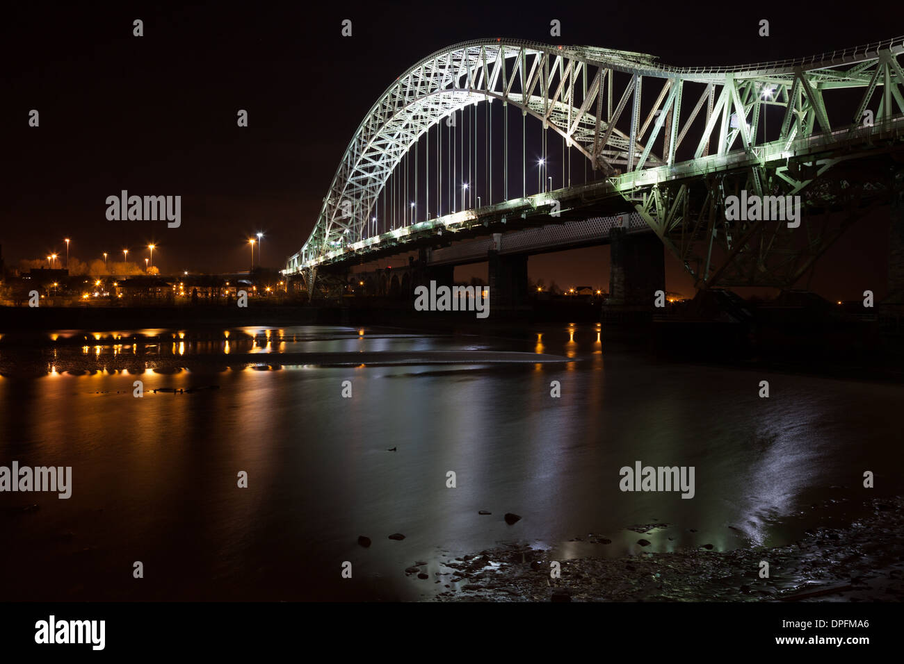 Silver Jubilee Bridge, auch bekannt als die Runcorn Brücke in Cheshire, nachts beleuchtet. Stockfoto